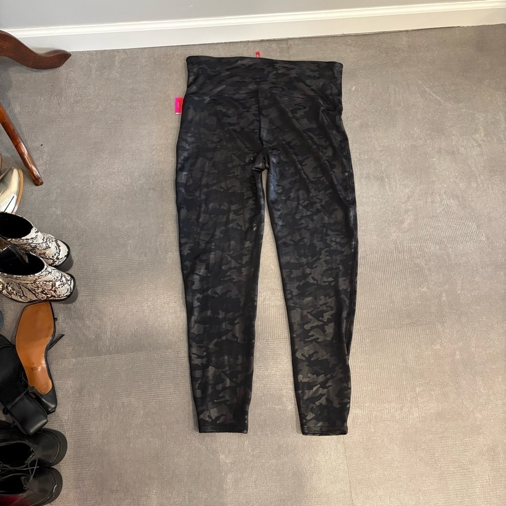 Spanx Plus Size High Waisted Black Camo Leggings 3X - Picture 1 of 5